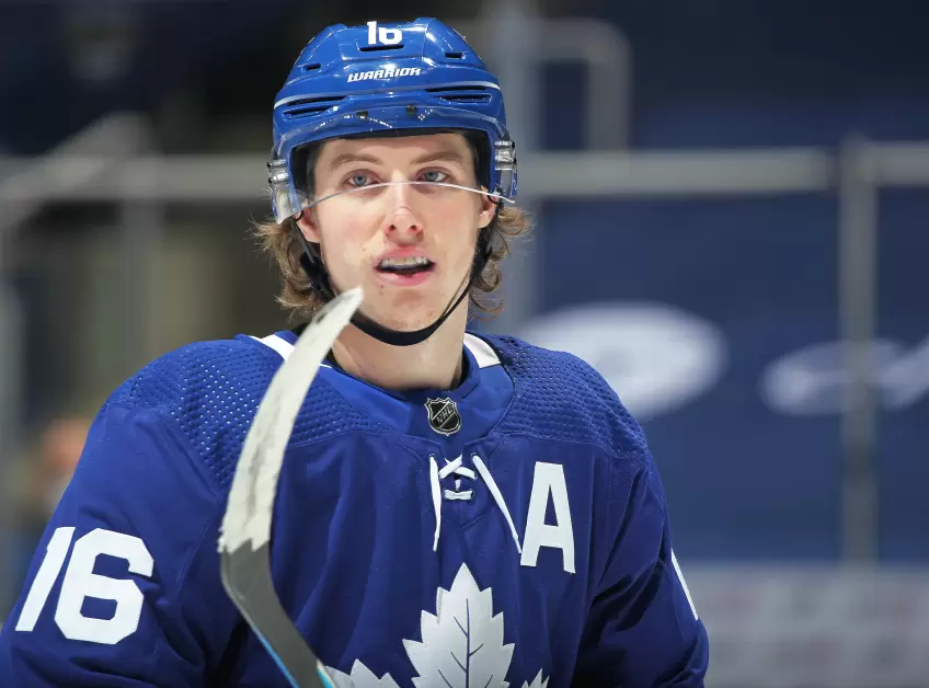 Mitchell Marner extended his point streak to 21 games