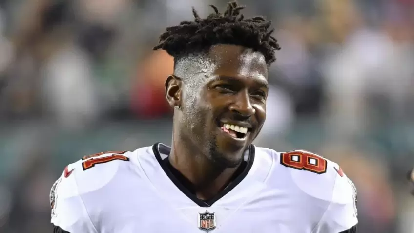 Antonio Brown announces he is signing with Ravens, but is he joking? 