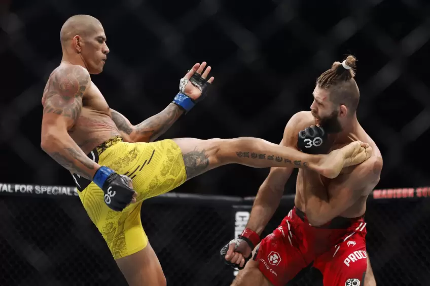 Alex Pereira battered Jiri Prochazka and claimed the UFC light heavyweight belt!
