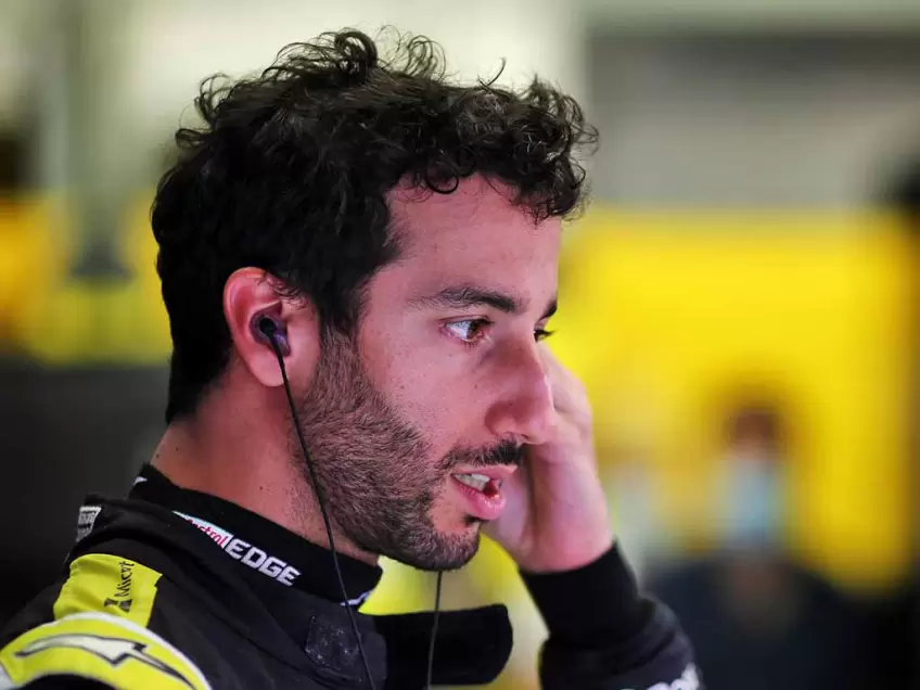 Palmer on Ricciardo: "Something's wrong here, it's very unusual."