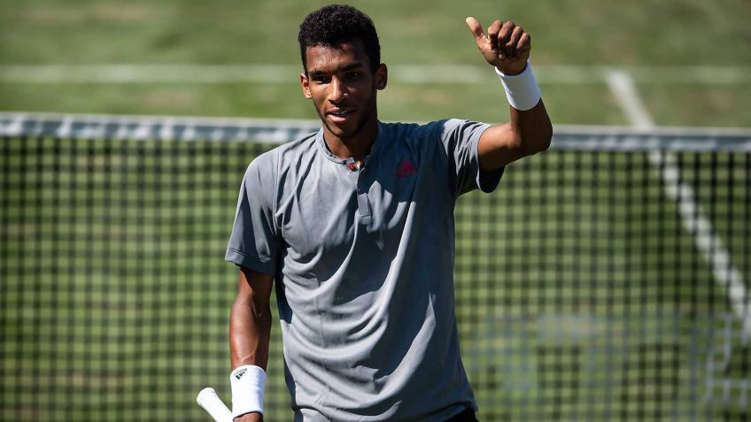 Felix Auger-Aliassime reacts to stunning Roger Federer in Halle