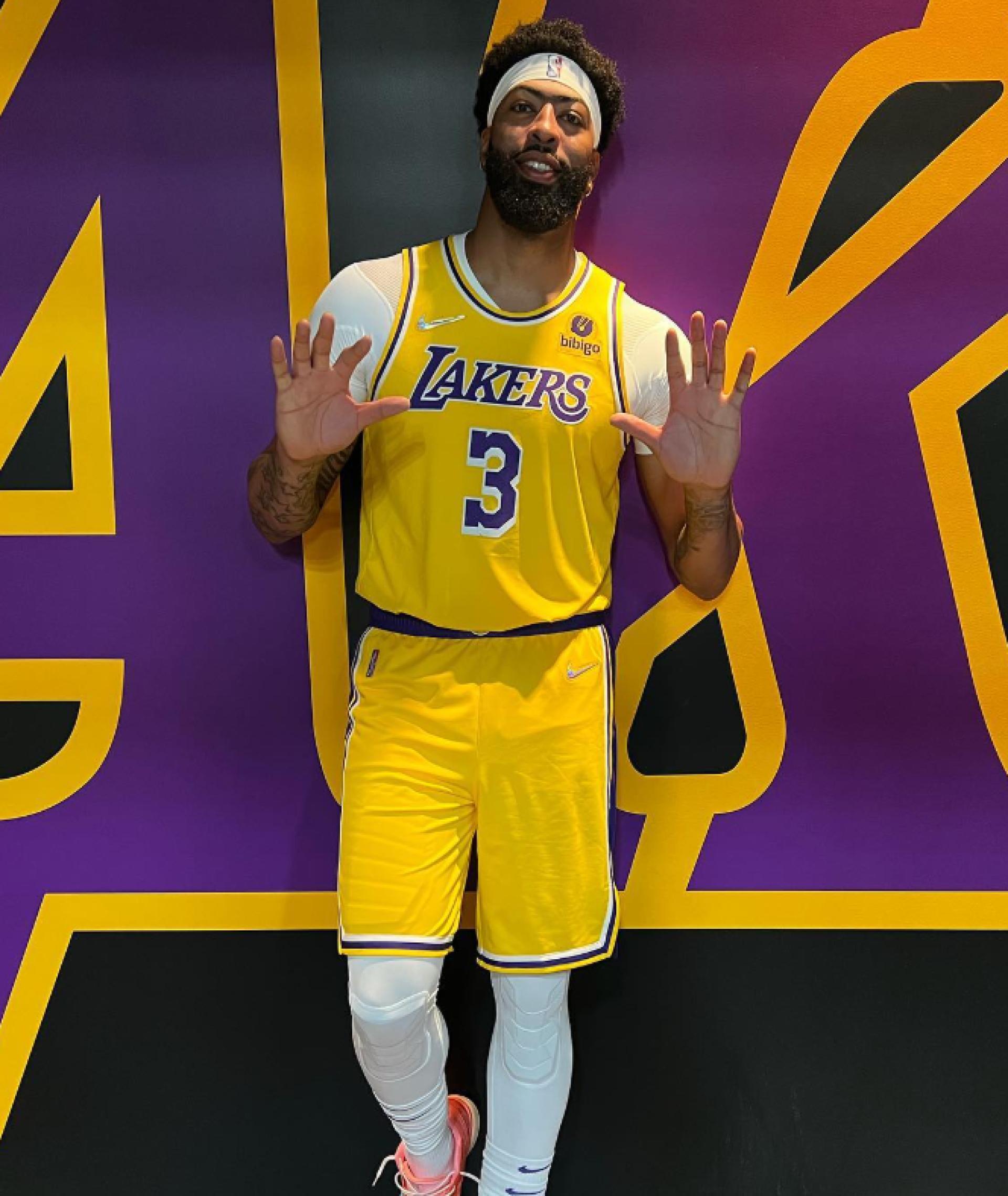 Anthony Davis to undergo eye surgery after April injury