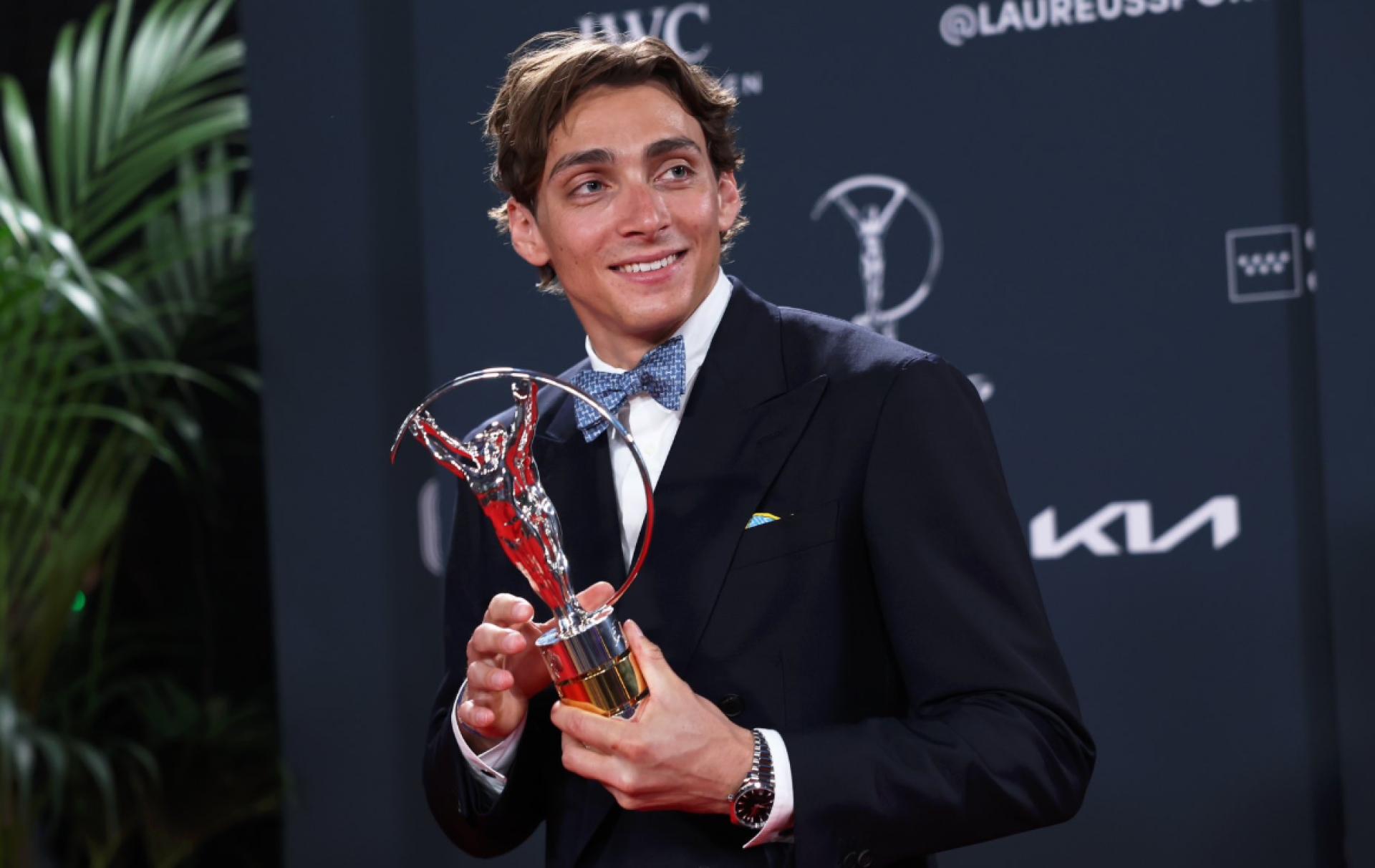 Armand Duplantis sets new world record in his hometown of Stockholm!