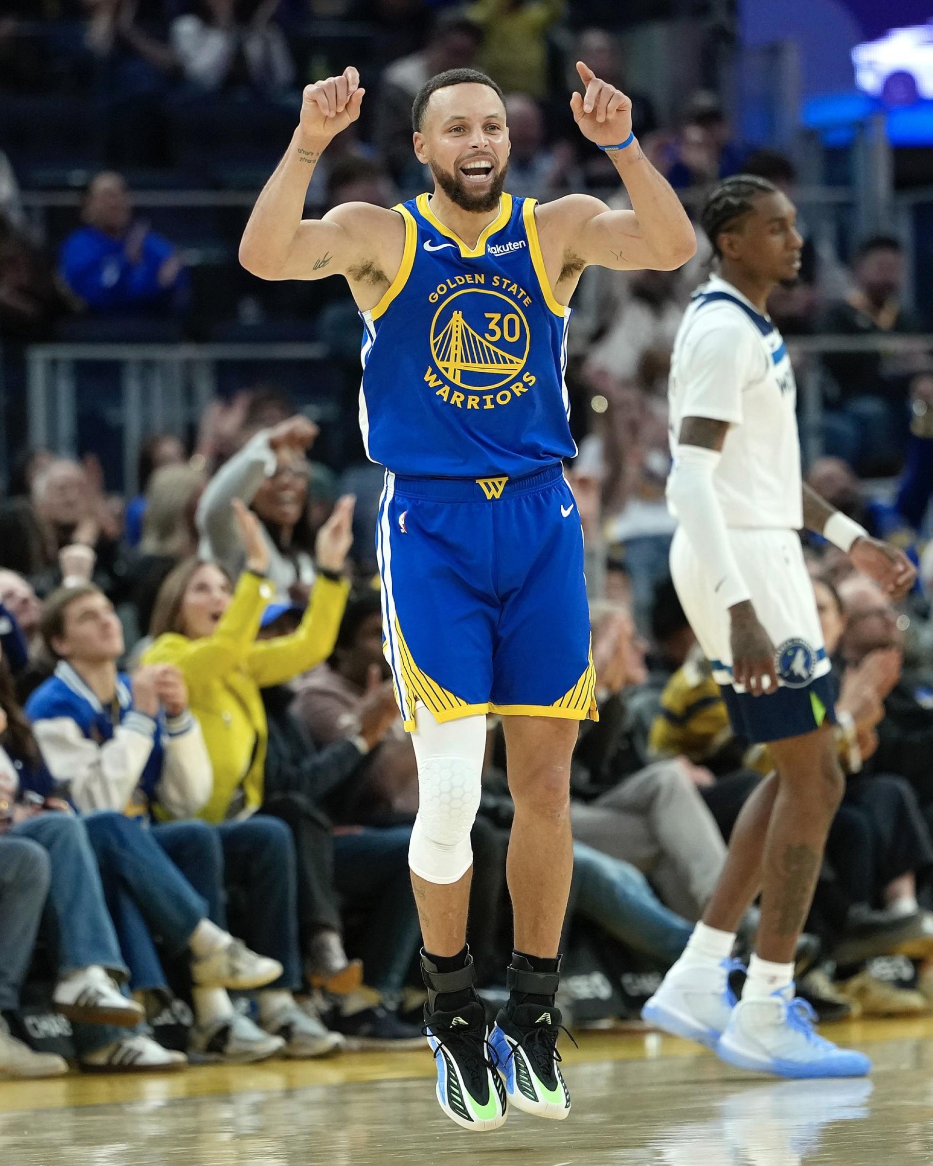 Curry scores 39 in return, but Warriors lose after 39-point fourth quarter
