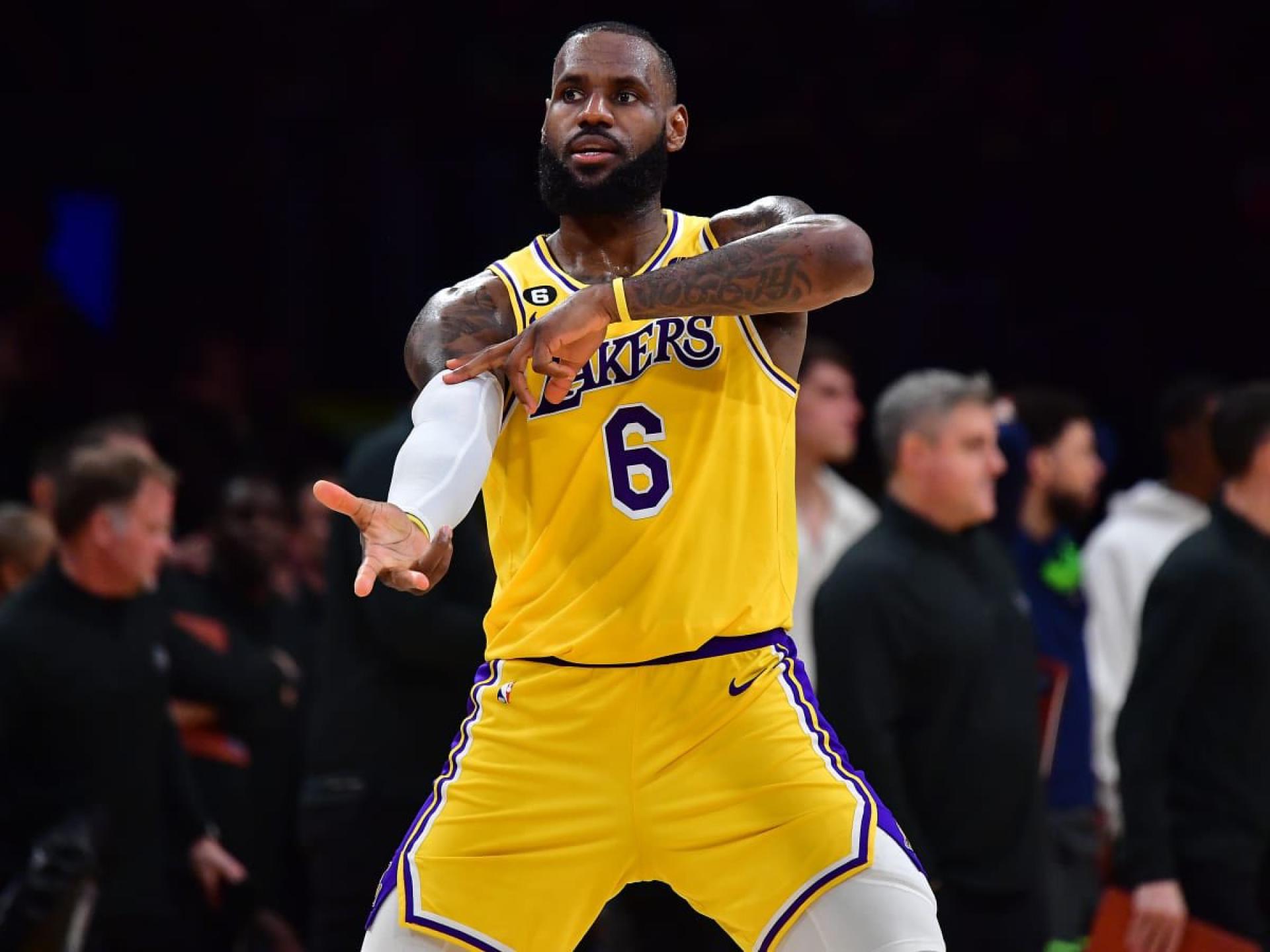 LeBron James seals Lakers win after Brooks’ second technical foul