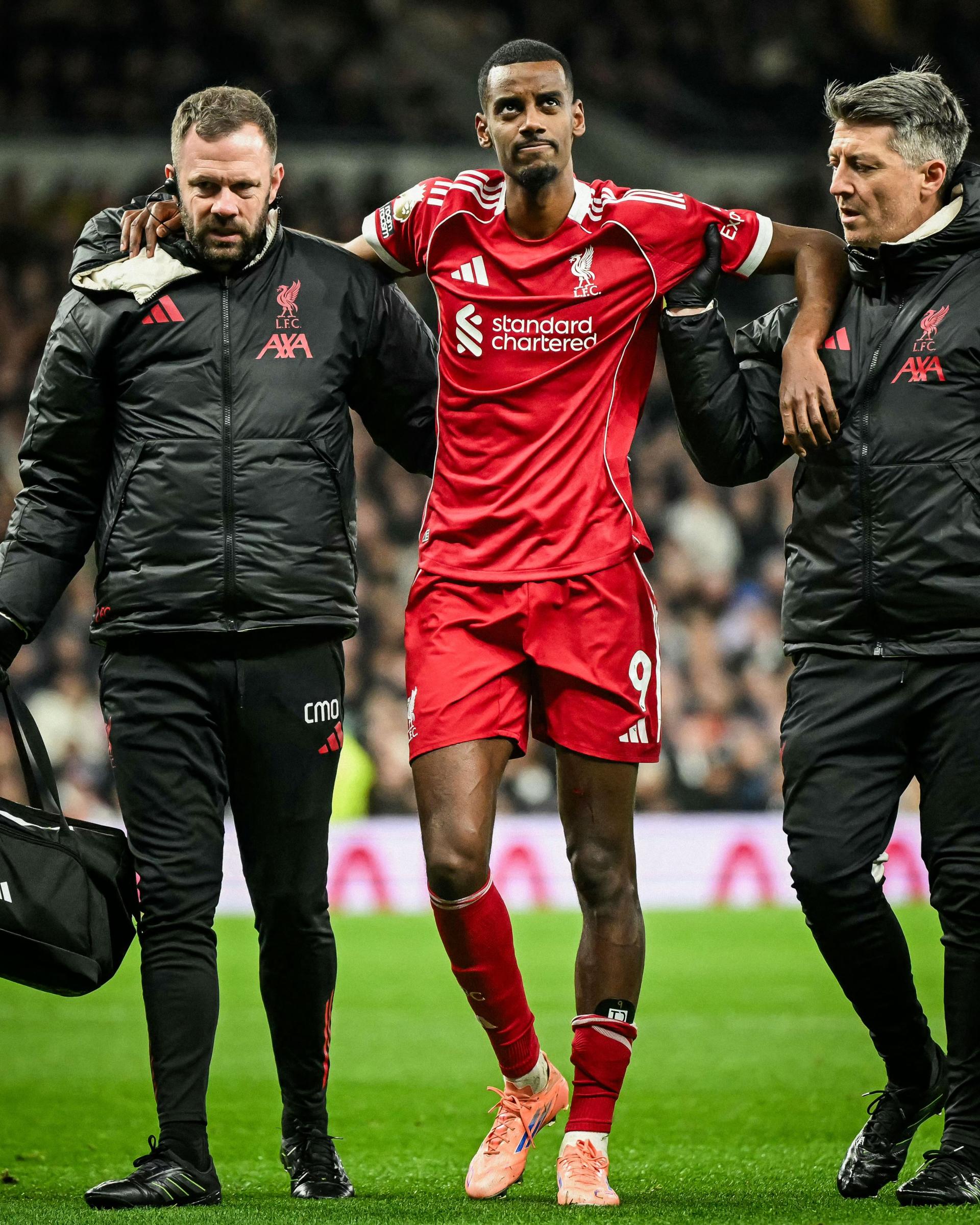 Alexander Isak scores for Liverpool, then limps off injured at Tottenham